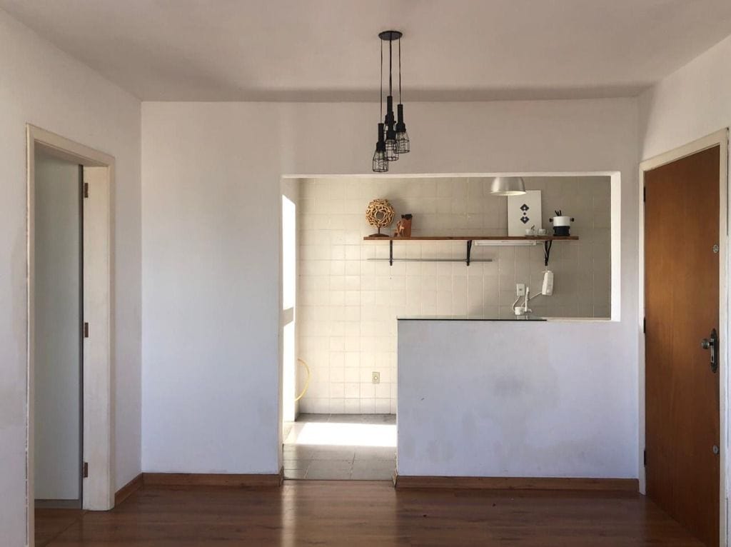 Apartamento de 1 Dormitório com Varanda, Lareira e Armários Mobiliados à Venda no Centro de Pelotas, RS, com Área Total de 80 m² e Vaga de Garagem