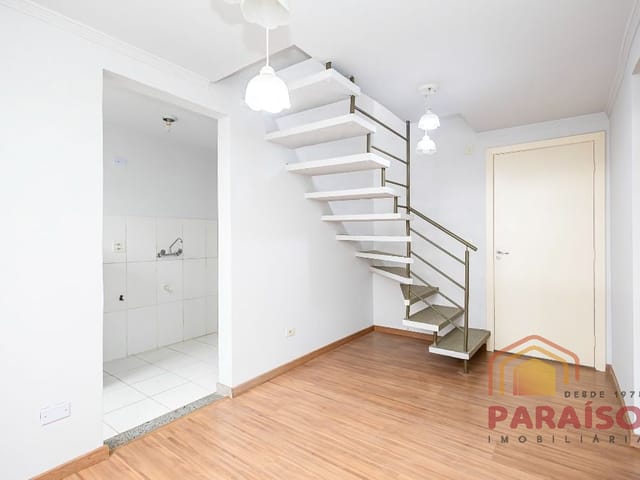 Apartamento 2 quartos e 2 banheiros, para alugar, no bairro Capão Raso em Curitiba