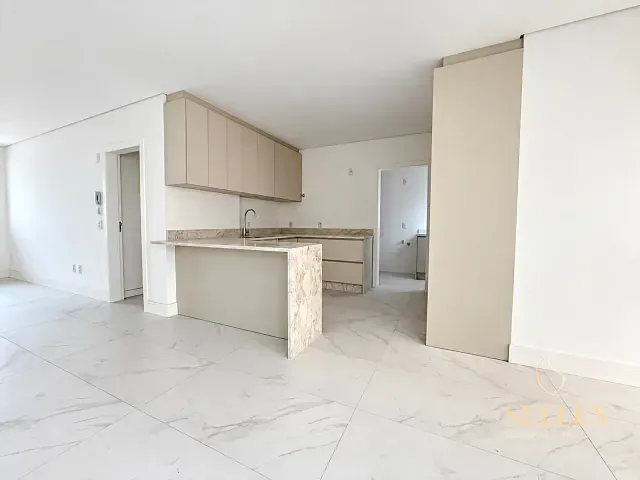Apartamento 4 quartos e 5 banheiros, para alugar, no bairro Pioneiros em Balneário Camboriú