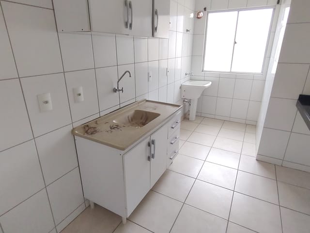 Apartamento com 75m² 3 quartos e 1 banheiro, à venda, no bairro Uvaranas em Ponta Grossa