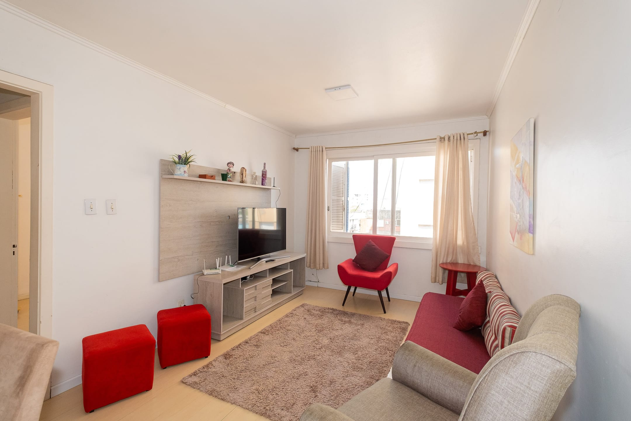 Apartamento mobiliado para venda com 2 quartos, vaga de garagem coberta e localização privilegiada próximo à Faculdade Católica no Centro de Pelotas!