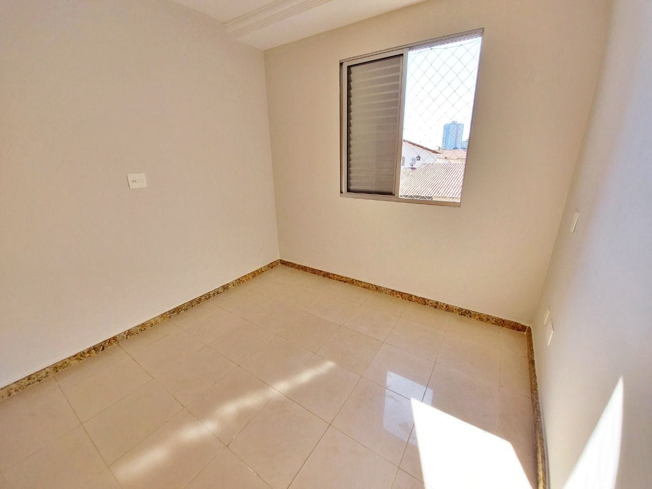 Apartamento à venda no bairro Caiçara, Belo Horizonte - 03 quartos com suíte, 01 por andar e 02 vagas cobertas.
