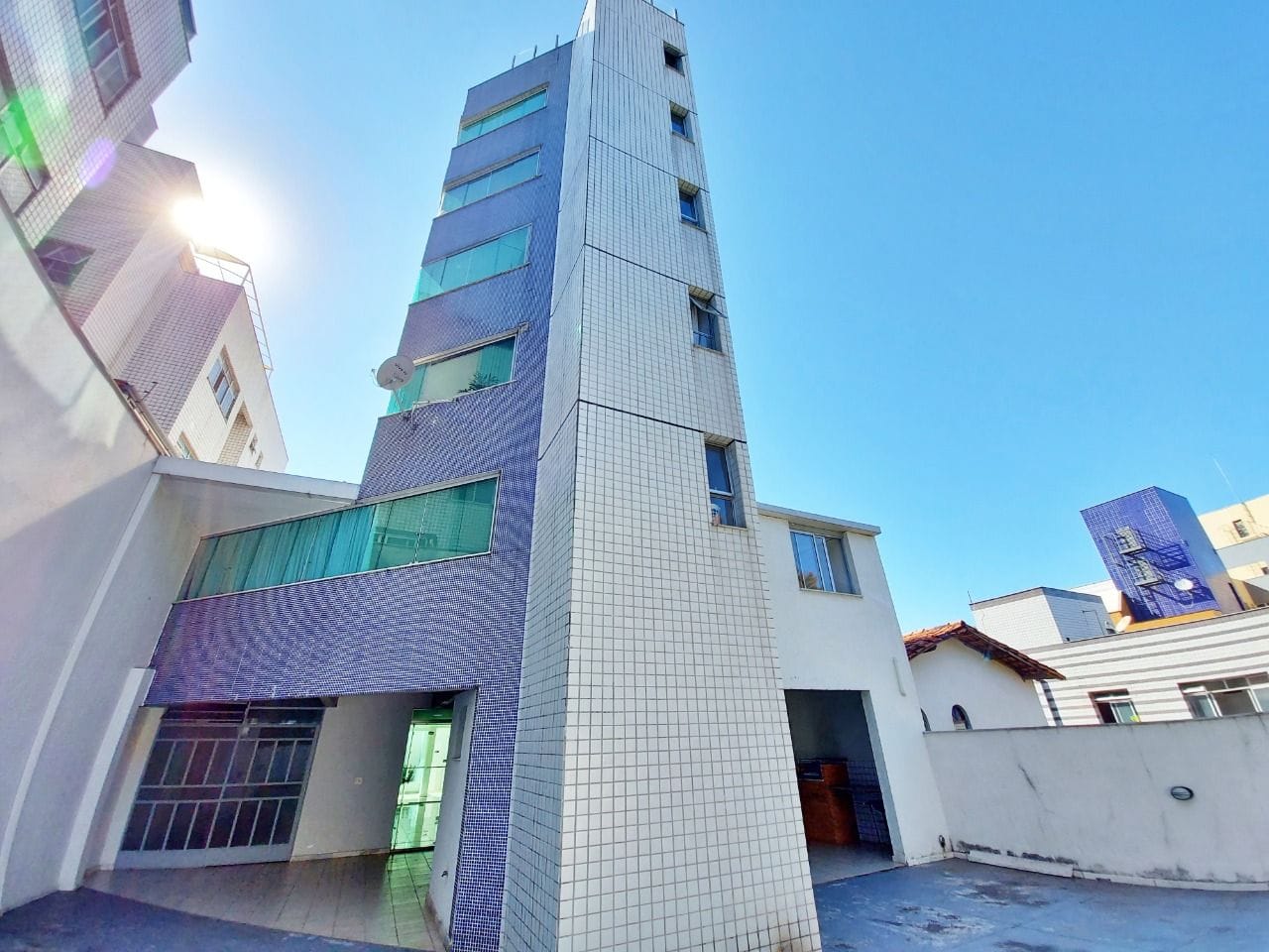 Apartamento à venda no bairro Caiçara, Belo Horizonte - 03 quartos com suíte, 01 por andar e 02 vagas cobertas.