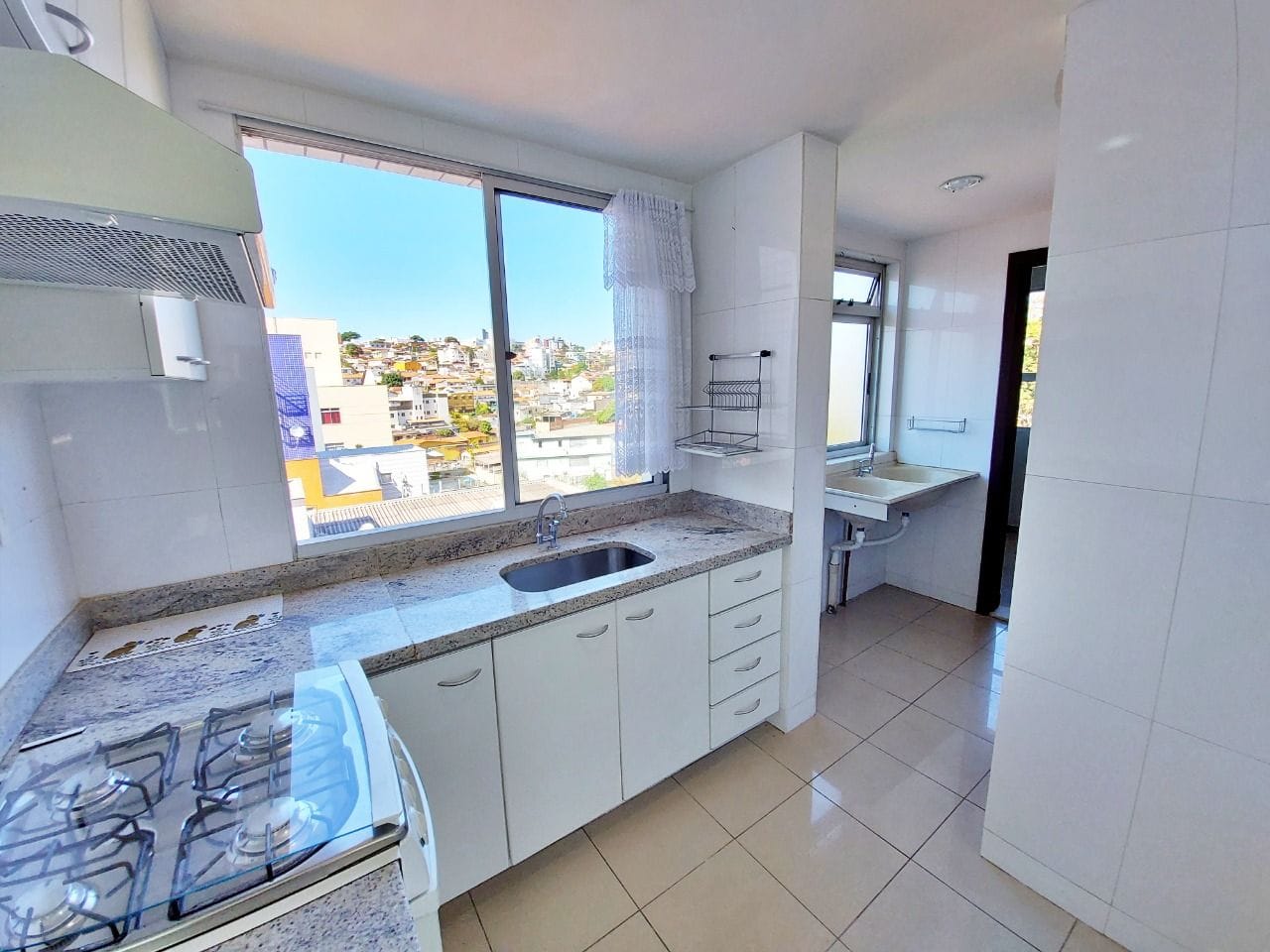 Apartamento à venda no bairro Caiçara, Belo Horizonte - 03 quartos com suíte, 01 por andar e 02 vagas cobertas.
