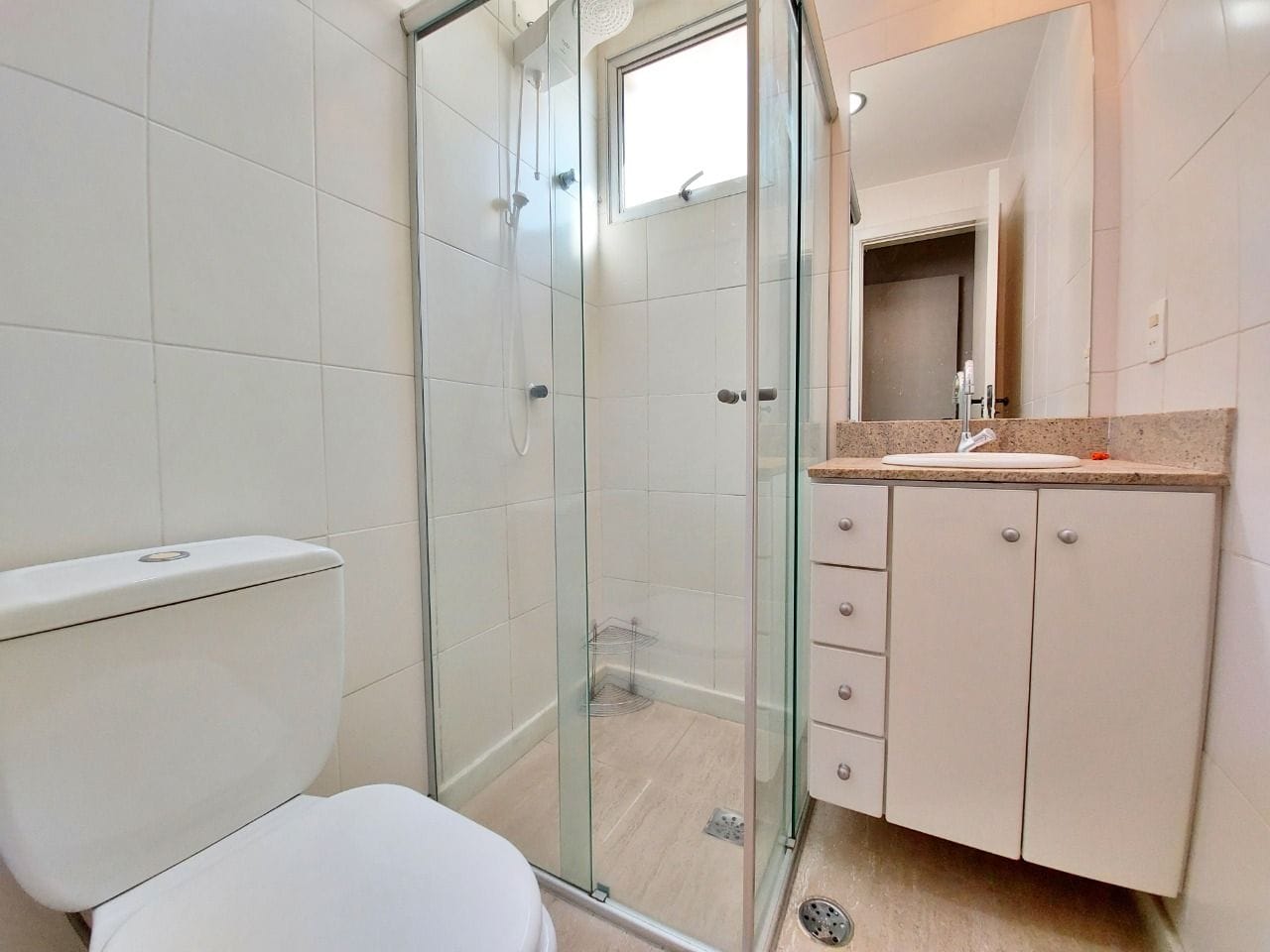 Apartamento à venda no bairro Caiçara, Belo Horizonte - 03 quartos com suíte, 01 por andar e 02 vagas cobertas.
