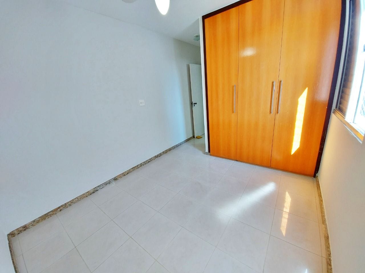 Apartamento à venda no bairro Caiçara, Belo Horizonte - 03 quartos com suíte, 01 por andar e 02 vagas cobertas.