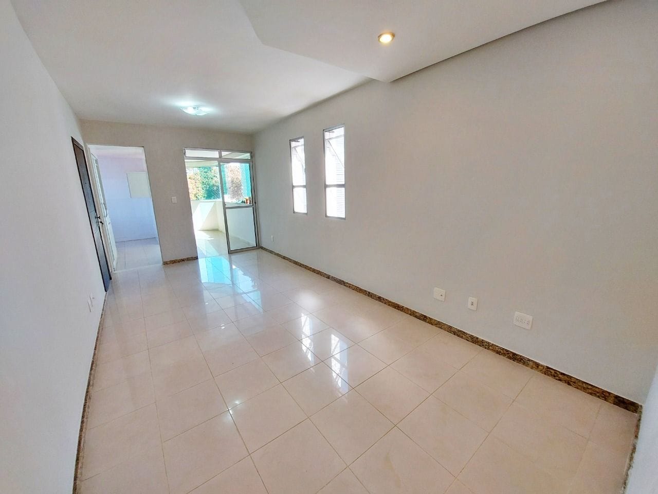 Apartamento à venda no bairro Caiçara, Belo Horizonte - 03 quartos com suíte, 01 por andar e 02 vagas cobertas.