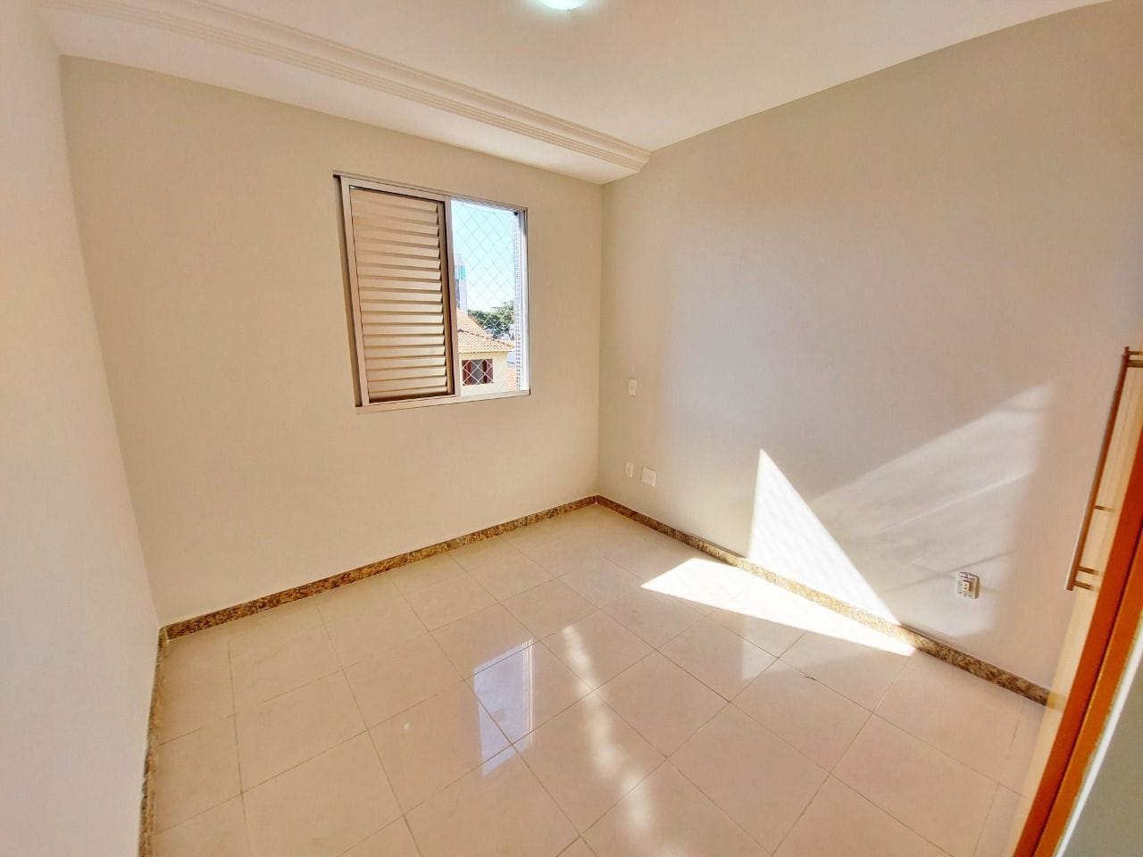 Apartamento à venda no bairro Caiçara, Belo Horizonte - 03 quartos com suíte, 01 por andar e 02 vagas cobertas.