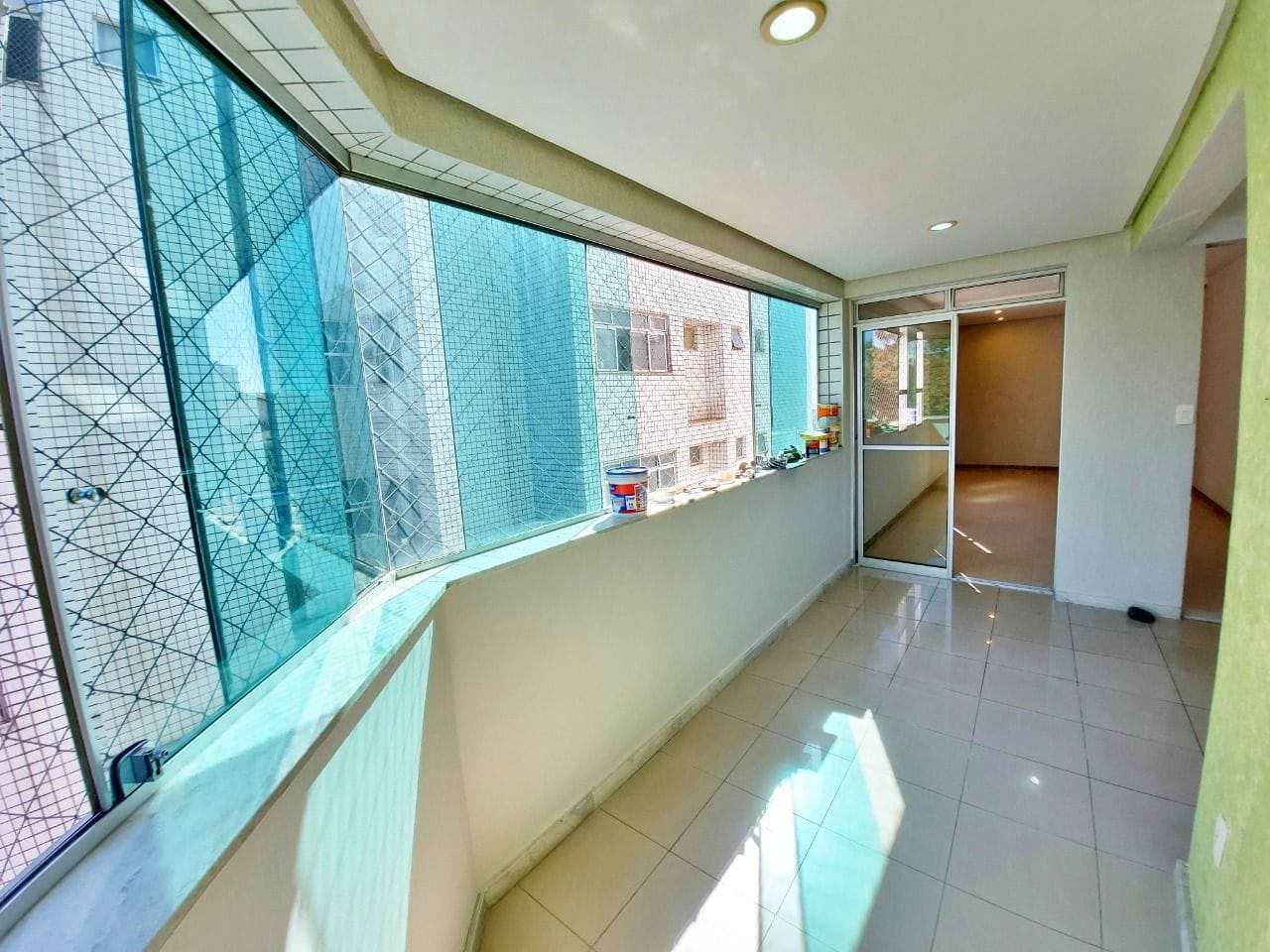 Apartamento à venda no bairro Caiçara, Belo Horizonte - 03 quartos com suíte, 01 por andar e 02 vagas cobertas.