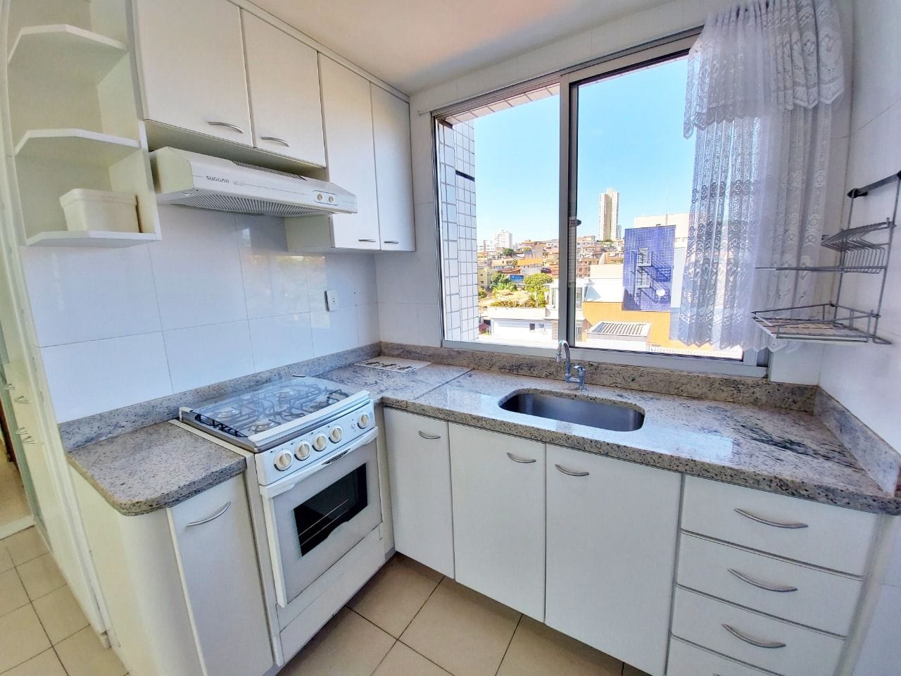 Apartamento à venda no bairro Caiçara, Belo Horizonte - 03 quartos com suíte, 01 por andar e 02 vagas cobertas.