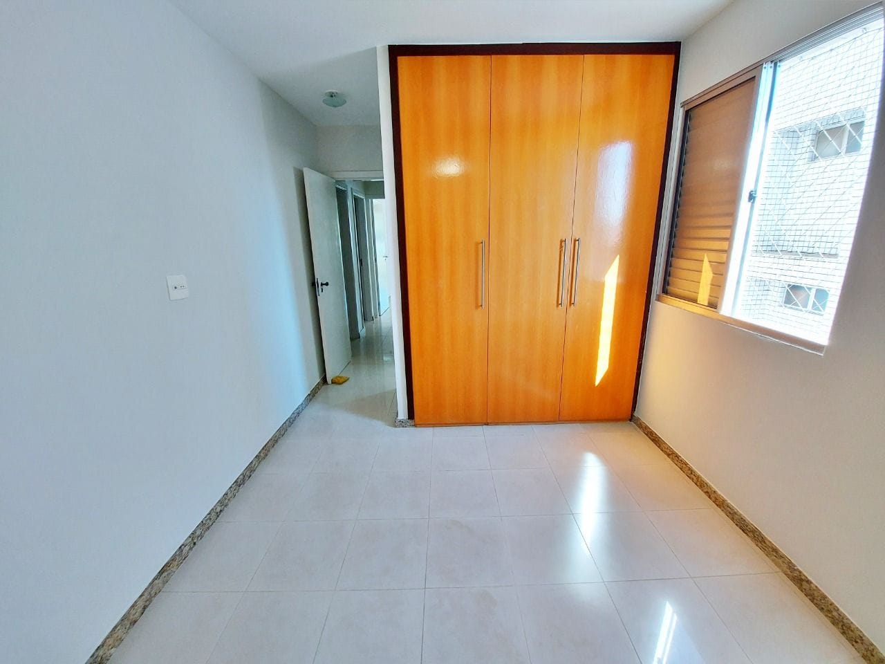 Apartamento à venda no bairro Caiçara, Belo Horizonte - 03 quartos com suíte, 01 por andar e 02 vagas cobertas.