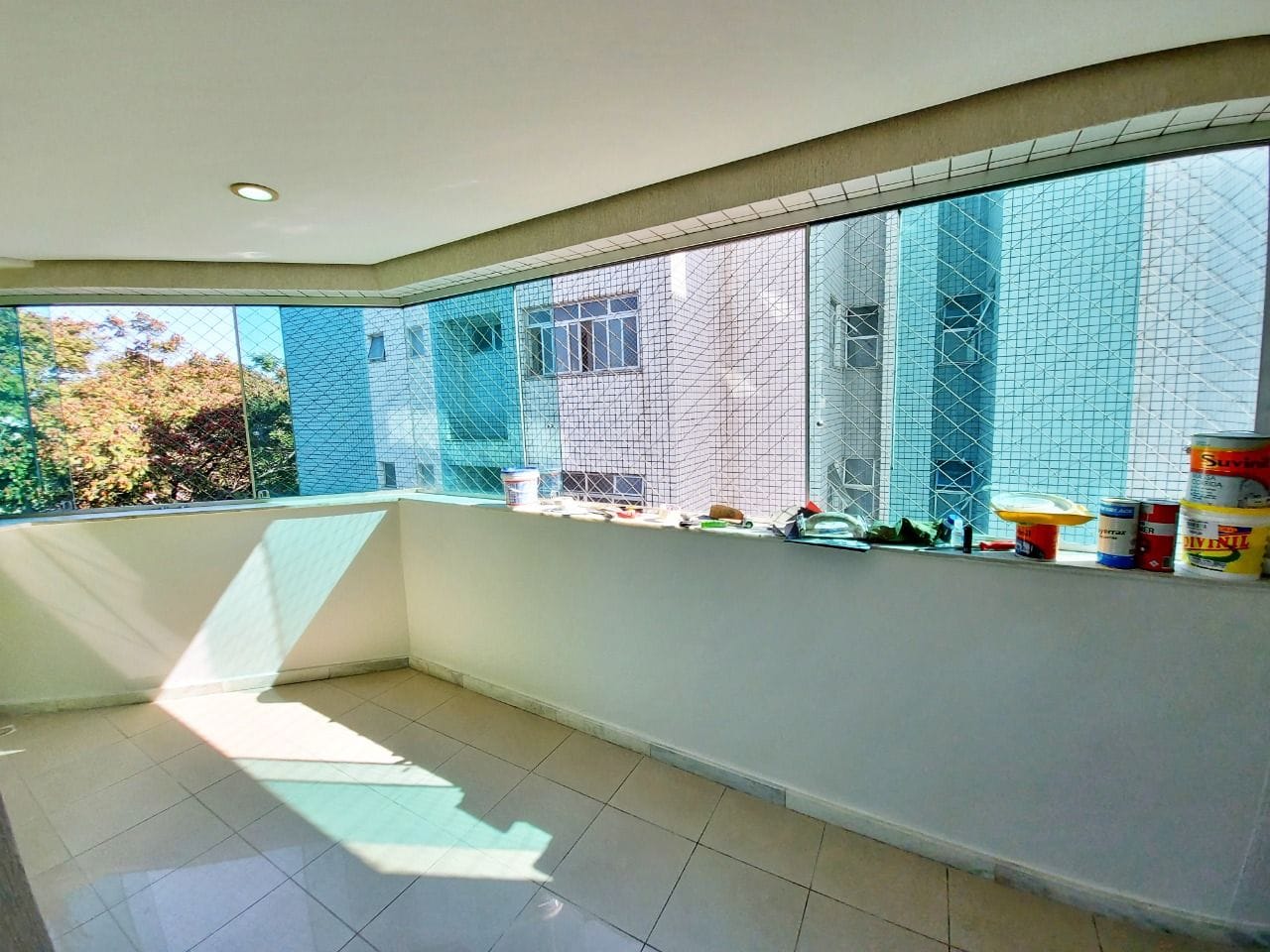 Apartamento à venda no bairro Caiçara, Belo Horizonte - 03 quartos com suíte, 01 por andar e 02 vagas cobertas.