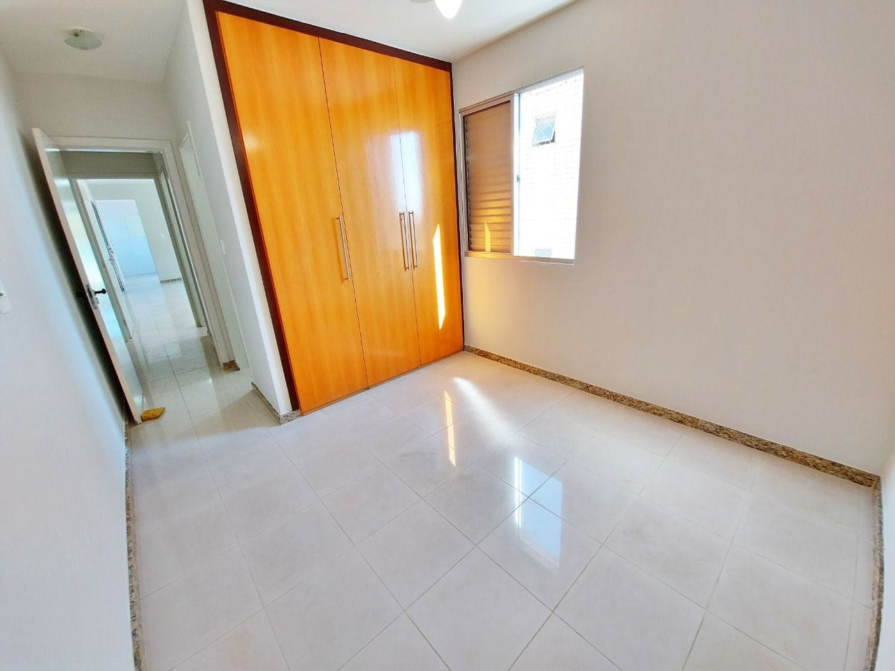 Apartamento à venda no bairro Caiçara, Belo Horizonte - 03 quartos com suíte, 01 por andar e 02 vagas cobertas.