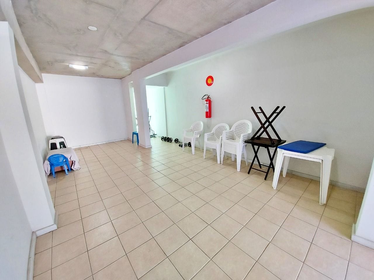 Apartamento à venda no bairro Caiçara, Belo Horizonte - 03 quartos com suíte, 01 por andar e 02 vagas cobertas.