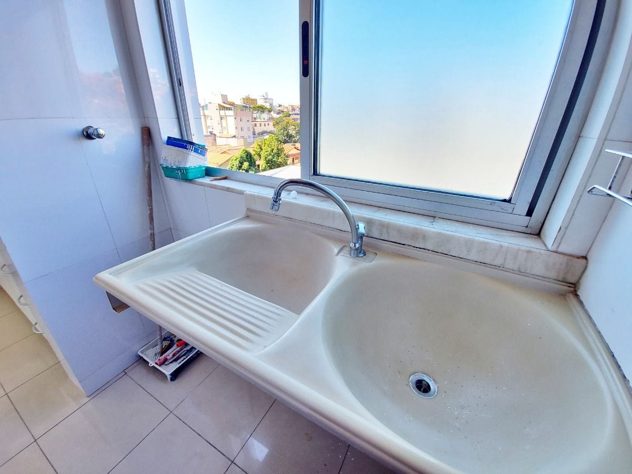 Apartamento à venda no bairro Caiçara, Belo Horizonte - 03 quartos com suíte, 01 por andar e 02 vagas cobertas.