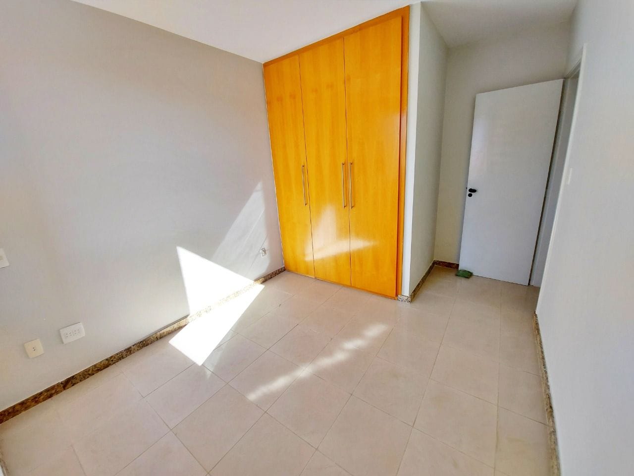 Apartamento à venda no bairro Caiçara, Belo Horizonte - 03 quartos com suíte, 01 por andar e 02 vagas cobertas.