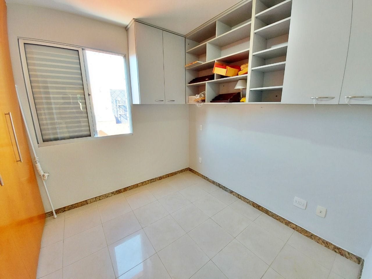 Apartamento à venda no bairro Caiçara, Belo Horizonte - 03 quartos com suíte, 01 por andar e 02 vagas cobertas.