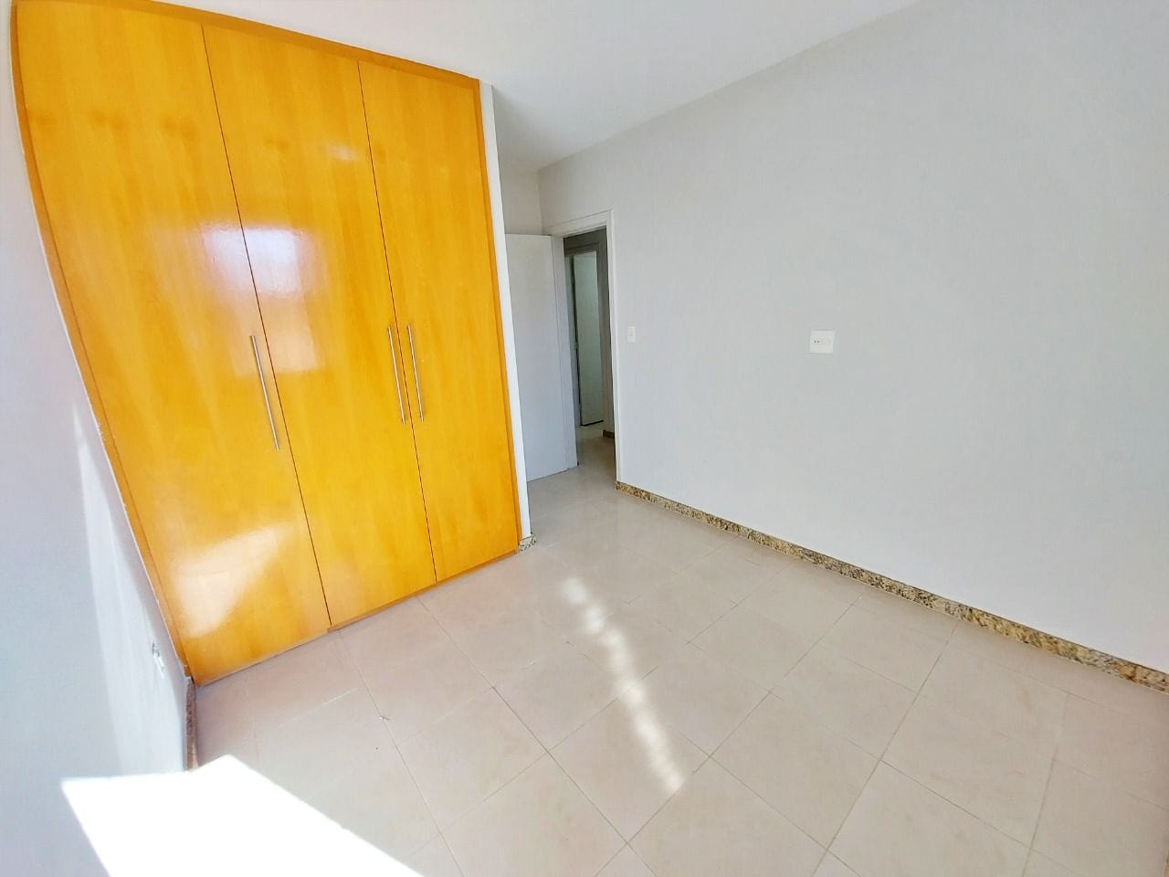 Apartamento à venda no bairro Caiçara, Belo Horizonte - 03 quartos com suíte, 01 por andar e 02 vagas cobertas.