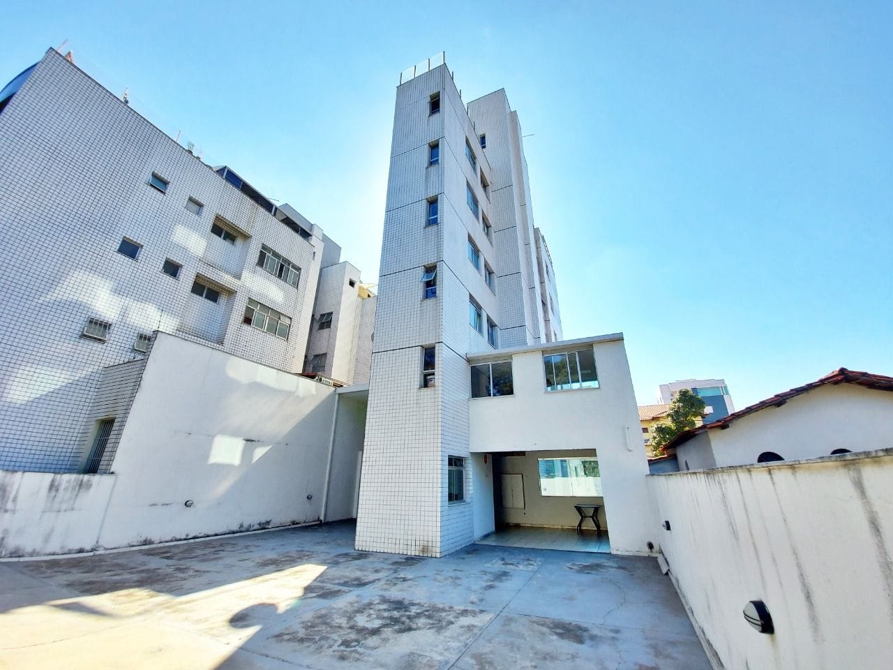 Apartamento à venda no bairro Caiçara, Belo Horizonte - 03 quartos com suíte, 01 por andar e 02 vagas cobertas.