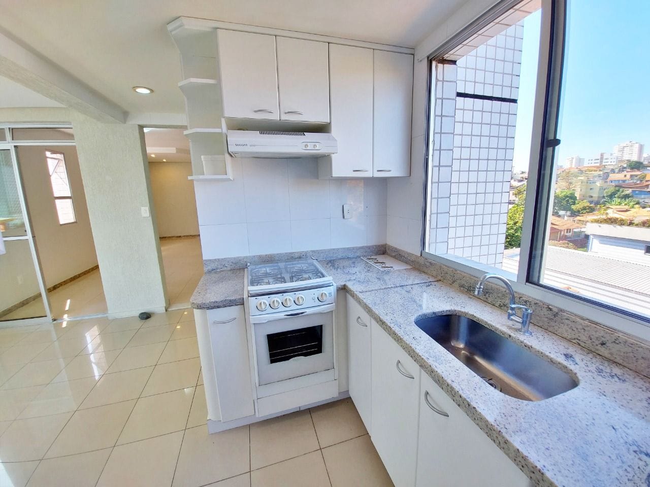 Apartamento à venda no bairro Caiçara, Belo Horizonte - 03 quartos com suíte, 01 por andar e 02 vagas cobertas.