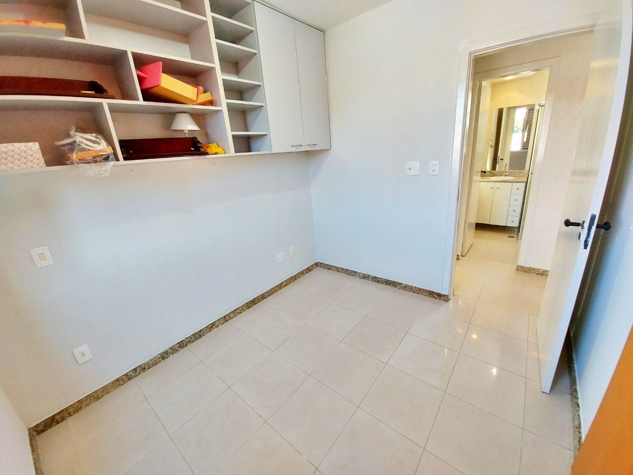 Apartamento à venda no bairro Caiçara, Belo Horizonte - 03 quartos com suíte, 01 por andar e 02 vagas cobertas.