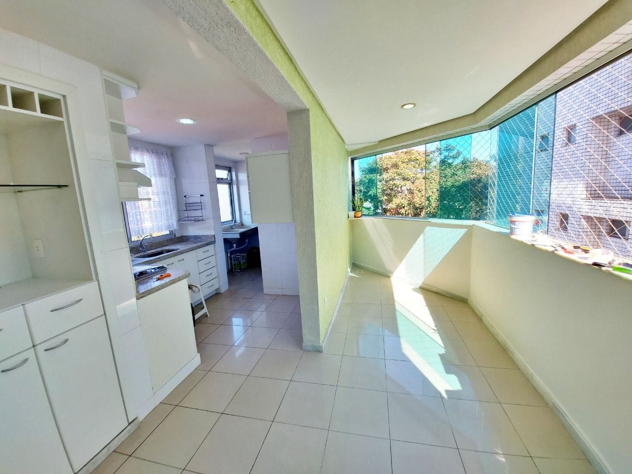 Apartamento à venda no bairro Caiçara, Belo Horizonte - 03 quartos com suíte, 01 por andar e 02 vagas cobertas.