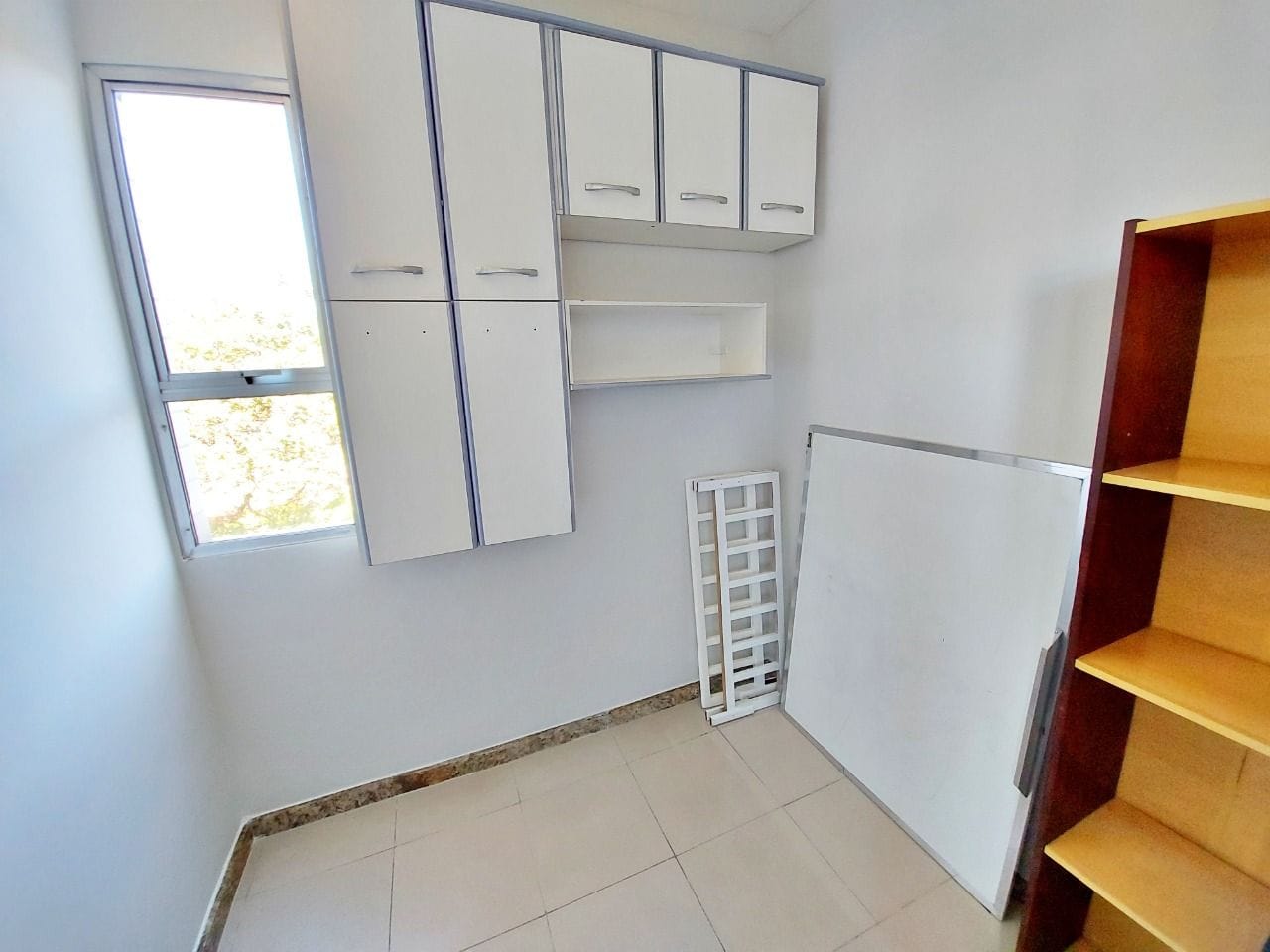 Apartamento à venda no bairro Caiçara, Belo Horizonte - 03 quartos com suíte, 01 por andar e 02 vagas cobertas.