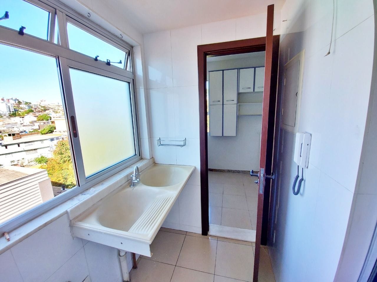 Apartamento à venda no bairro Caiçara, Belo Horizonte - 03 quartos com suíte, 01 por andar e 02 vagas cobertas.