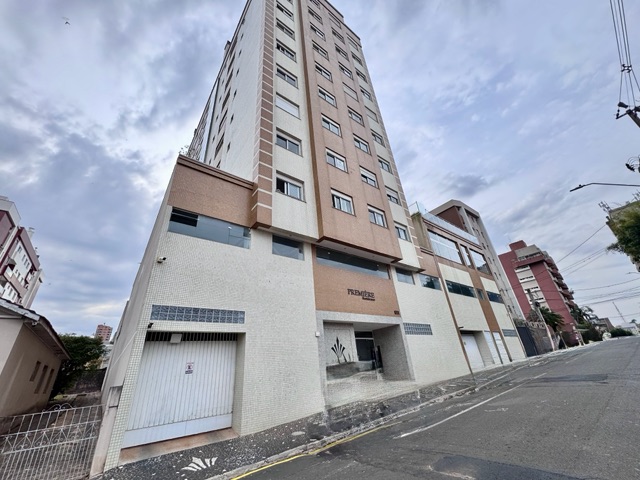 Locação - Apartamento Semimobiliado, 3 quartos sendo 1 suíte, 2 vagas, Churrasqueira, Área externa, Edifício Première, Centro.