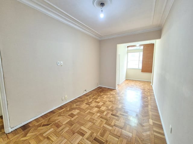Foto do Apartamento - QUADRILÁTERO de IPANEMA! Rua VISCONDE de PIRAJÁ! 02 QUARTOS, andar ALTO, 01 VAGA, PORTARIA 24h, próximo ao METRÔ e PRAIA | EASY NEGOCIOS IMOBILIARIOS LTDA