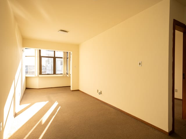 Apartamento com 50m² 1 quarto e 1 banheiro, à venda ou para alugar, no bairro Centro em Pelotas