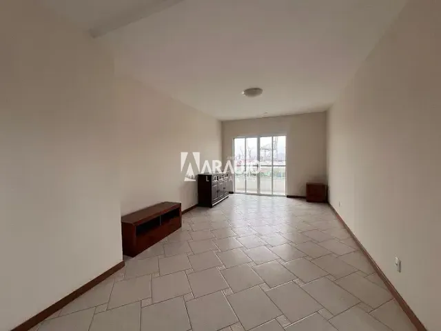 Apartamento 3 quartos e 2 banheiros, para alugar, no bairro Centro em Itajaí