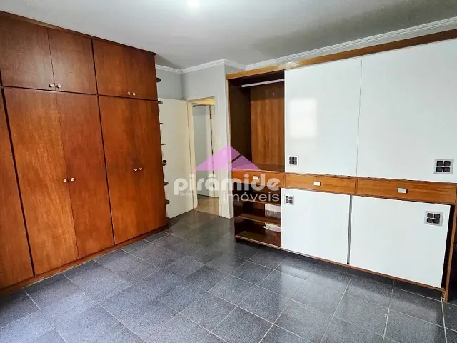 Apartamento 4 quartos e 1 banheiro, à venda ou para alugar, no bairro Centro em São José dos Campos
