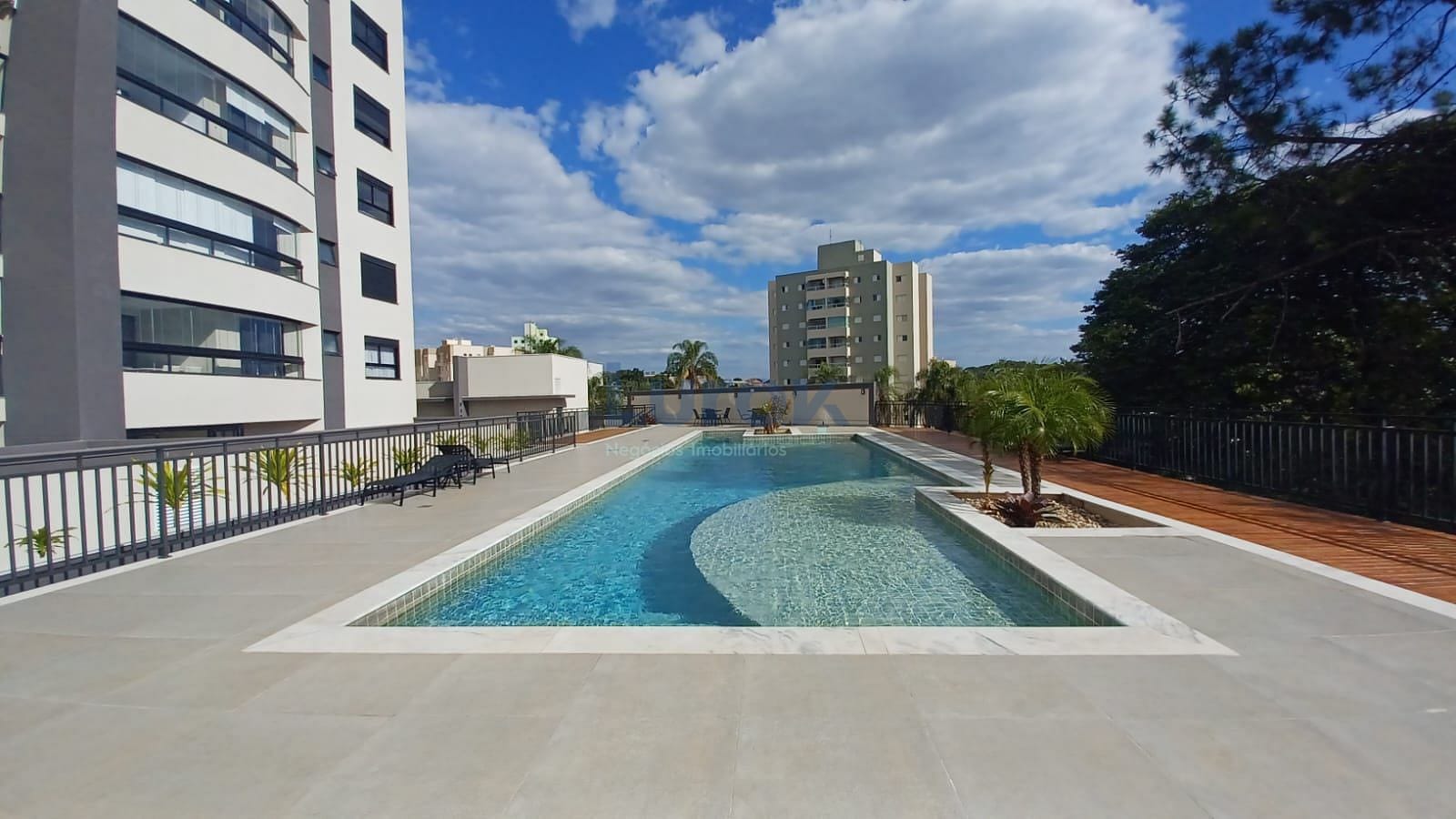Apartamento à venda com 3 quartos, 141m² - Foto 1