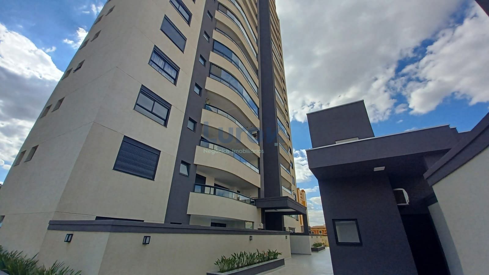 Apartamento à venda com 3 quartos, 141m² - Foto 2
