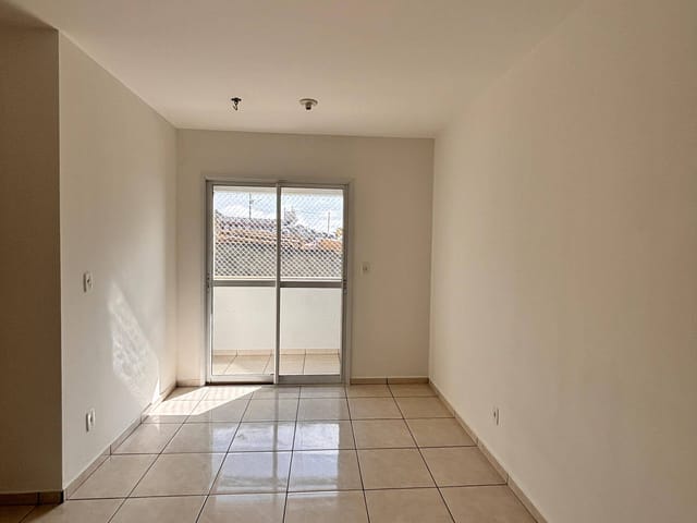 Apartamento com 83m² 3 quartos e 1 banheiro, à venda ou para alugar, no bairro Contorno em Ponta Grossa
