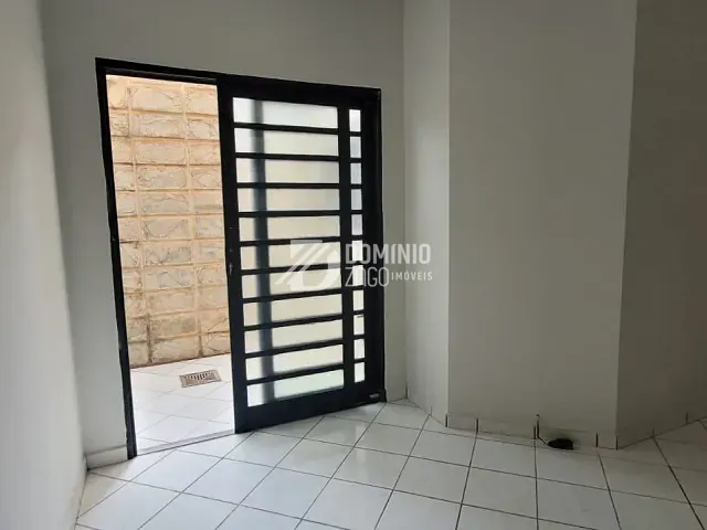 Apartamento 2 quartos e 1 banheiro, à venda ou para alugar, no bairro Santa Maria em Uberaba