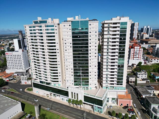 Locação - Apartamento com 2 quartos (sendo 1 suíte), Sacada com churrasqueira, 1 vaga de garagem, 153m², Ed. Santos Dumont, Centro.