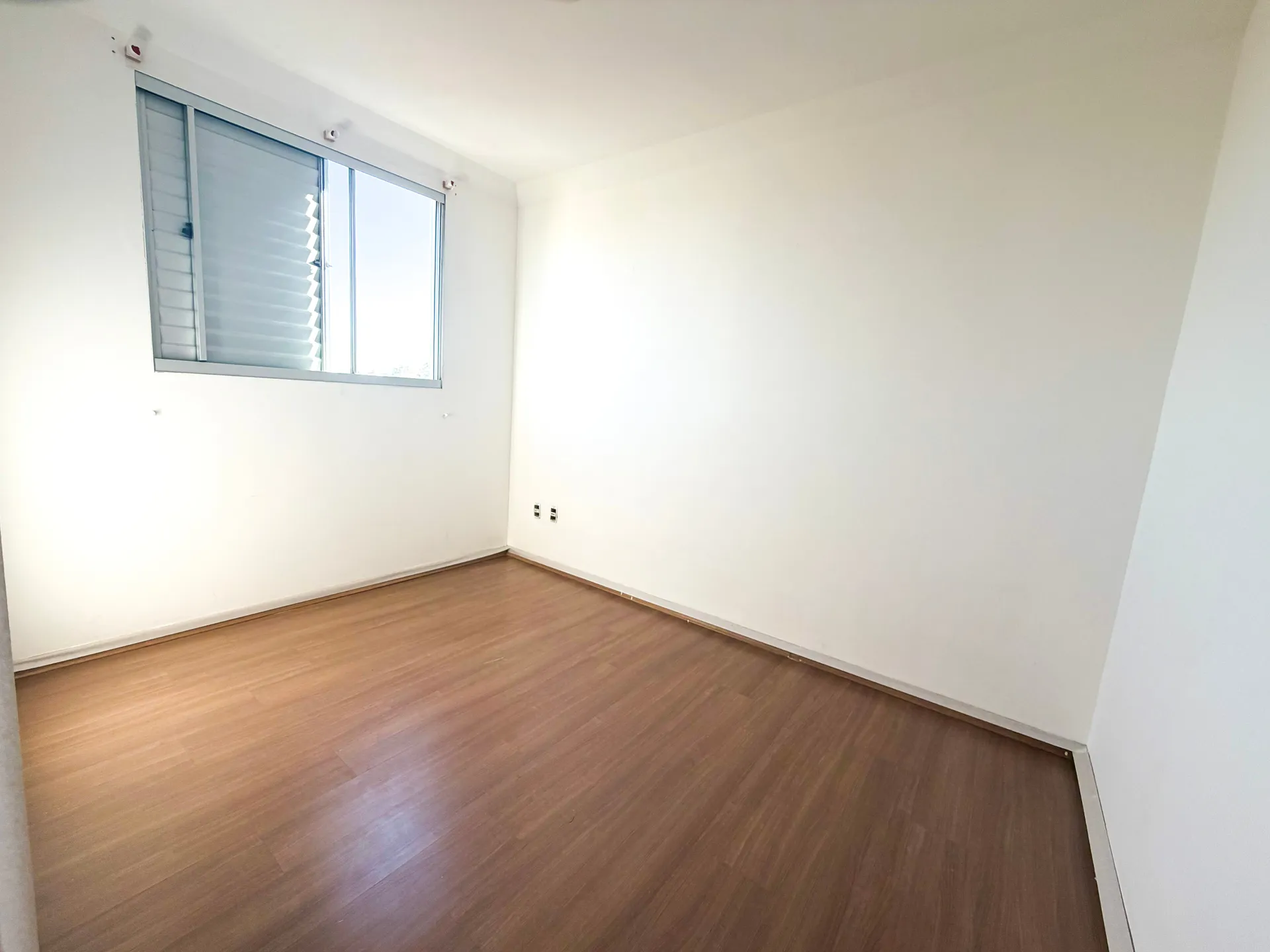 Apartamento para alugar com 02 quartos, varanda e 01 vaga de garagem no Bairro Teixeira Dias, Belo Horizonte/MG