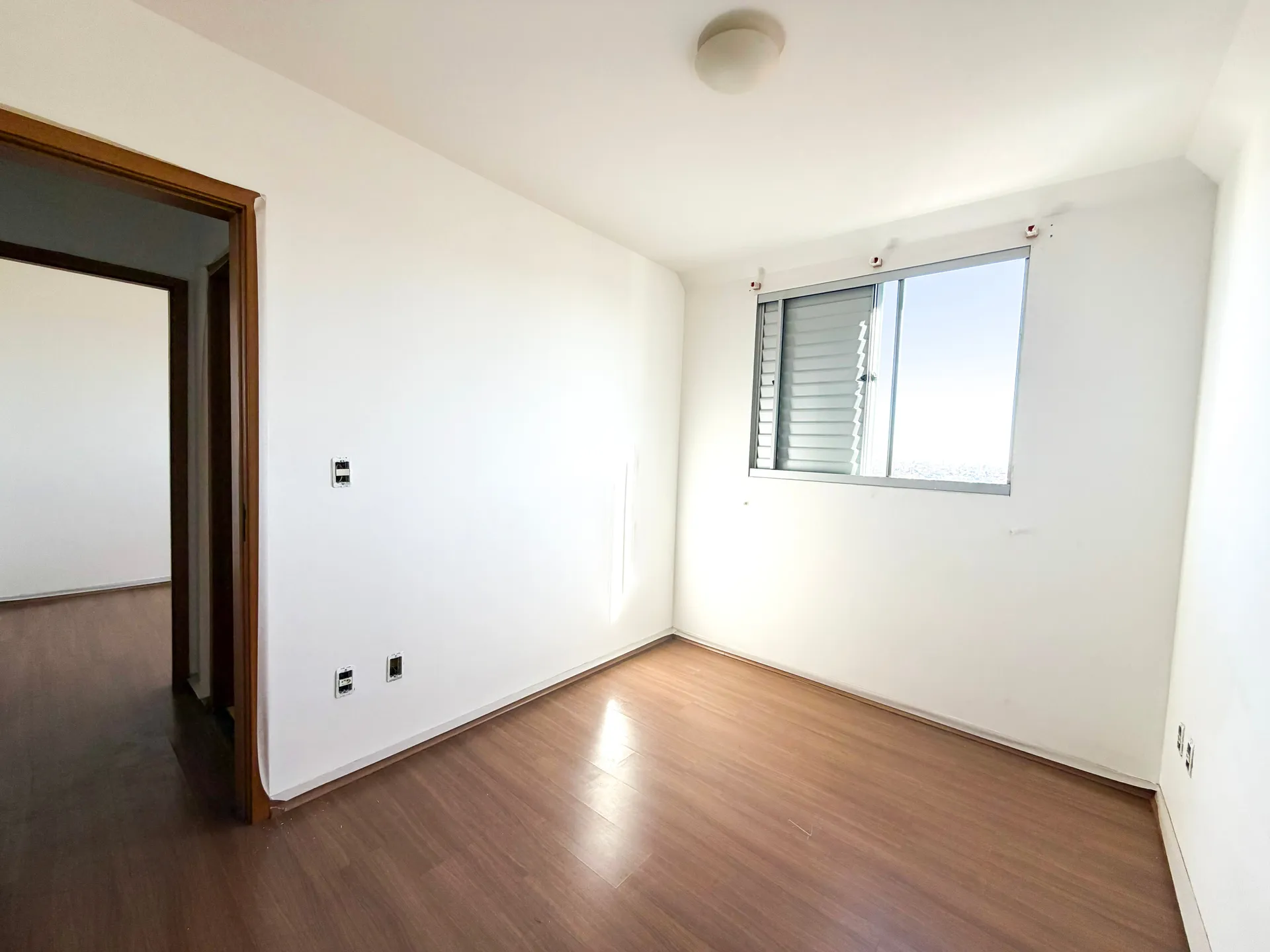 Apartamento para alugar com 02 quartos, varanda e 01 vaga de garagem no Bairro Teixeira Dias, Belo Horizonte/MG