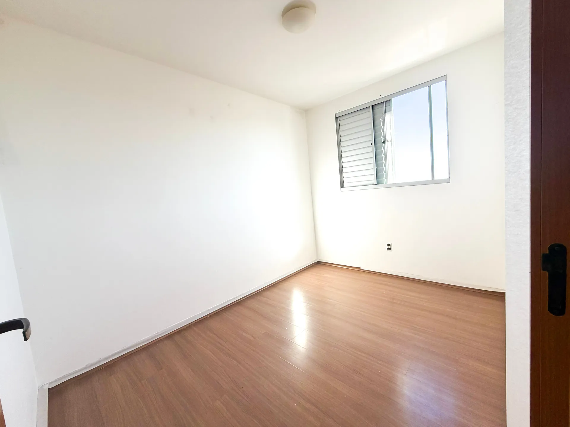 Apartamento para alugar com 02 quartos, varanda e 01 vaga de garagem no Bairro Teixeira Dias, Belo Horizonte/MG