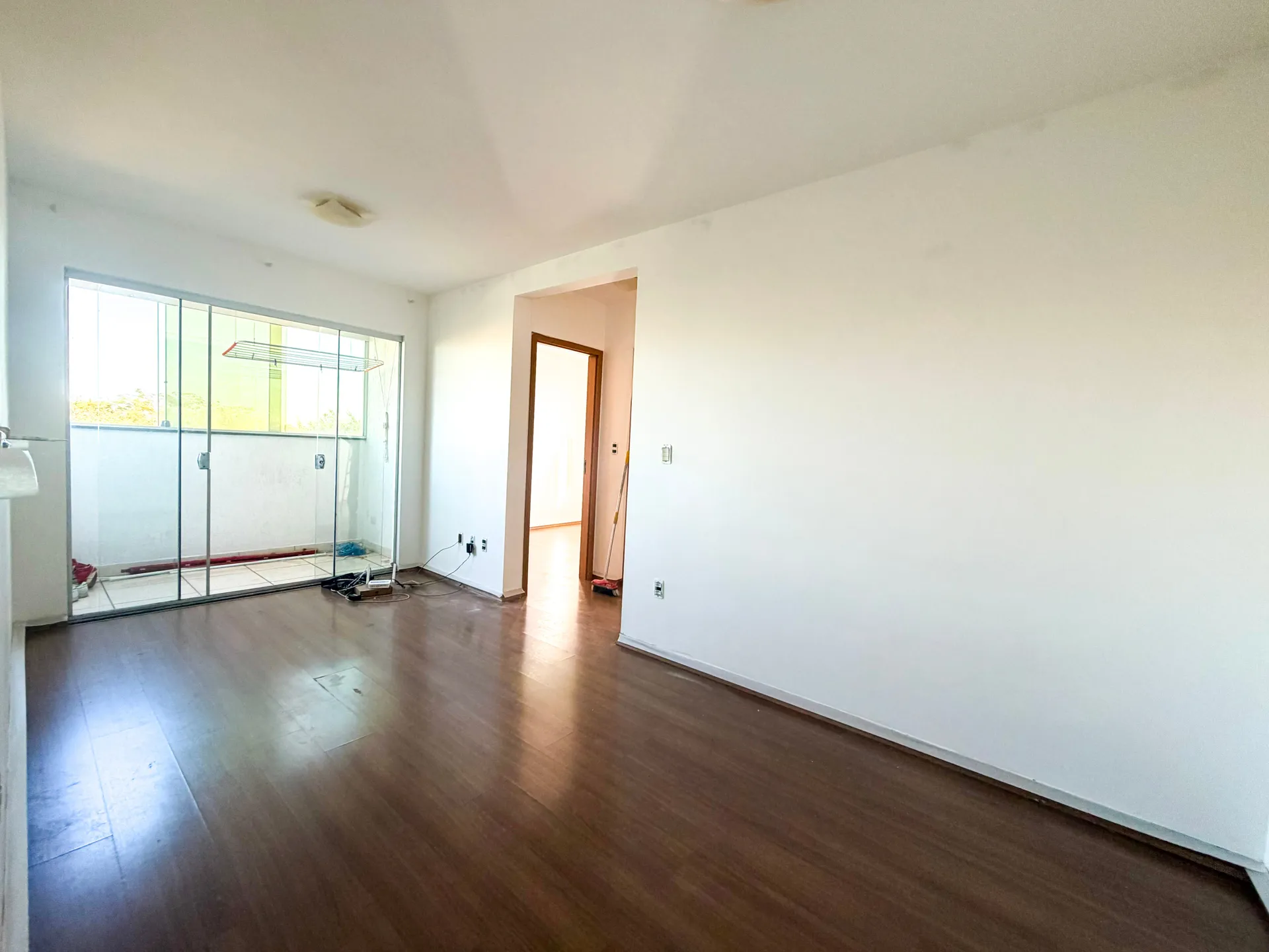 Apartamento para alugar com 02 quartos, varanda e 01 vaga de garagem no Bairro Teixeira Dias, Belo Horizonte/MG