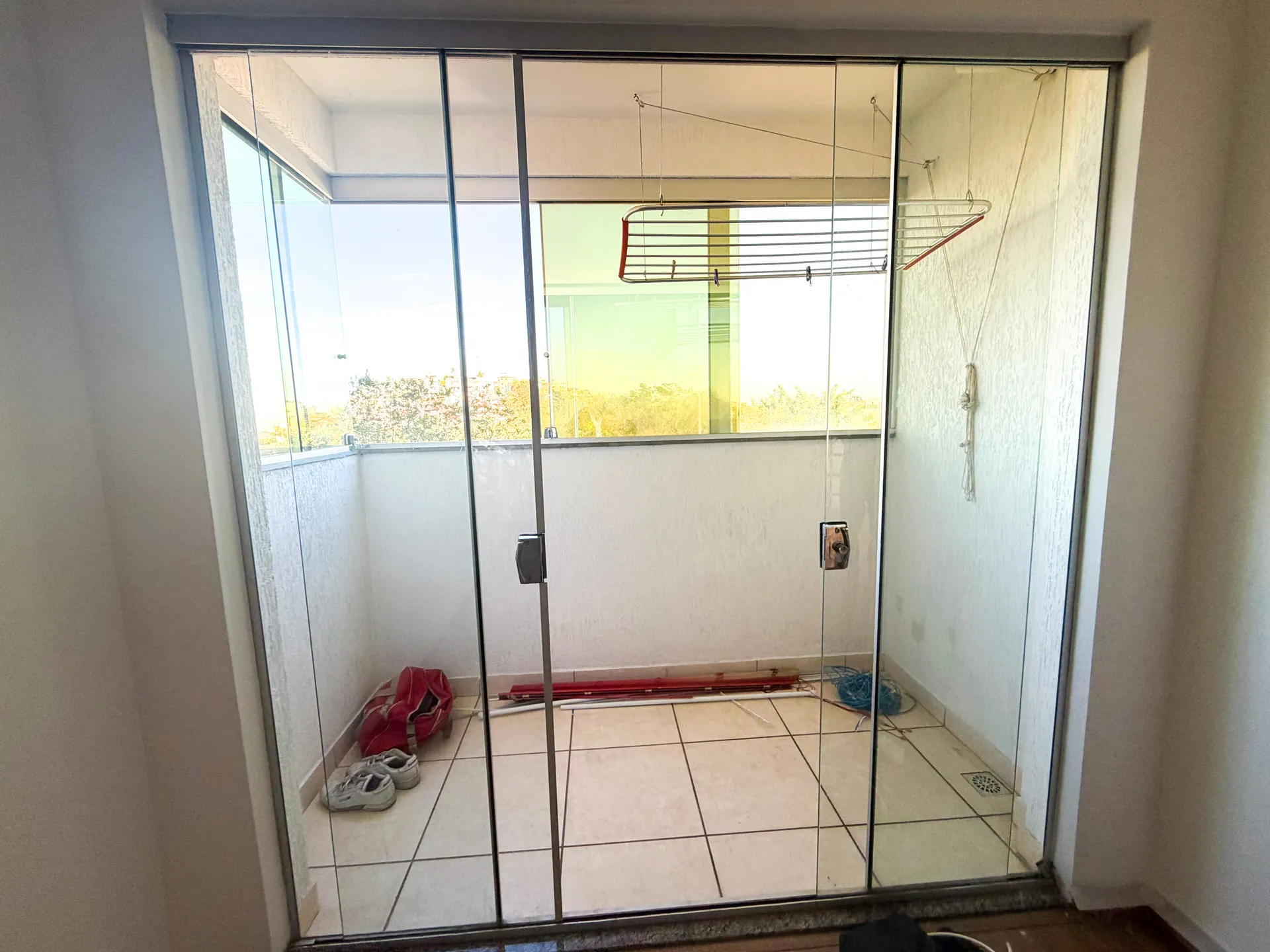 Apartamento para alugar com 02 quartos, varanda e 01 vaga de garagem no Bairro Teixeira Dias, Belo Horizonte/MG