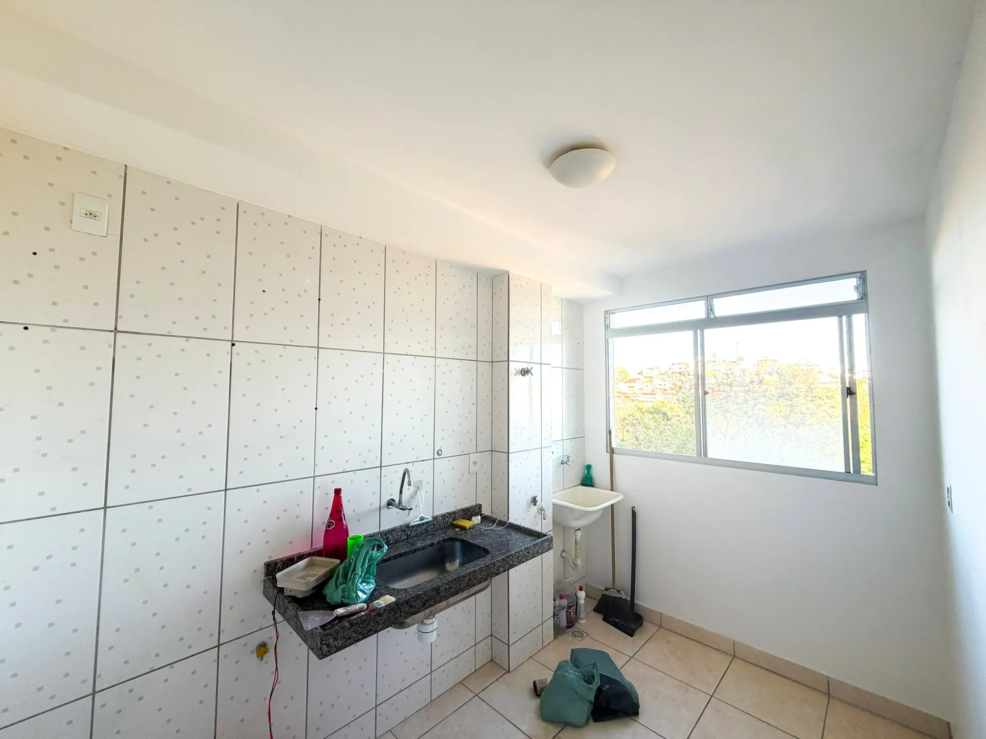 Apartamento para alugar com 02 quartos, varanda e 01 vaga de garagem no Bairro Teixeira Dias, Belo Horizonte/MG