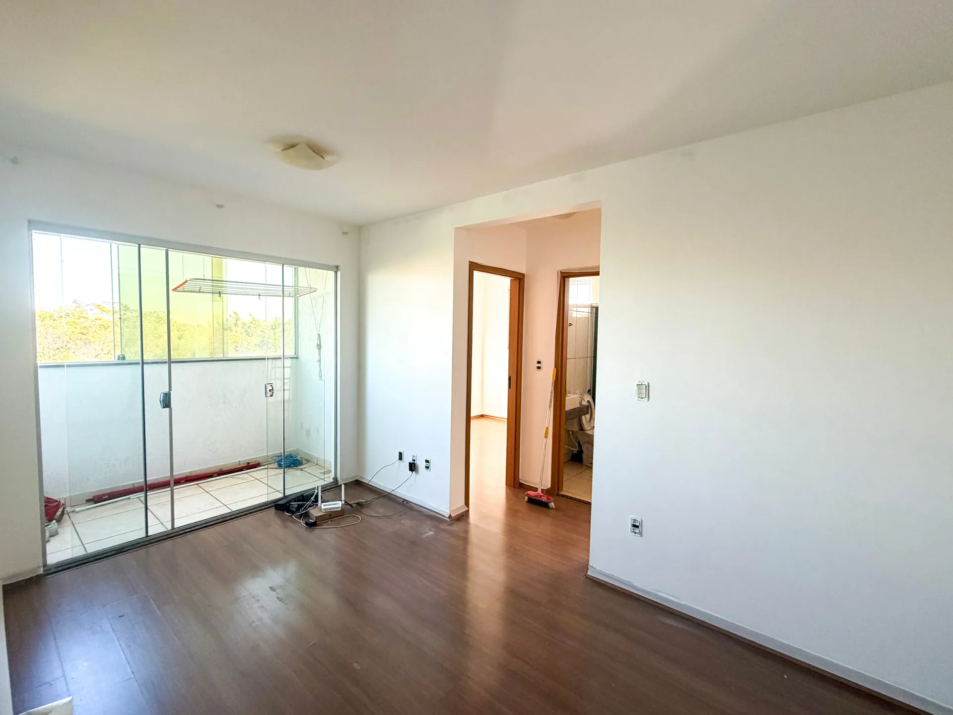 Apartamento para alugar com 02 quartos, varanda e 01 vaga de garagem no Bairro Teixeira Dias, Belo Horizonte/MG