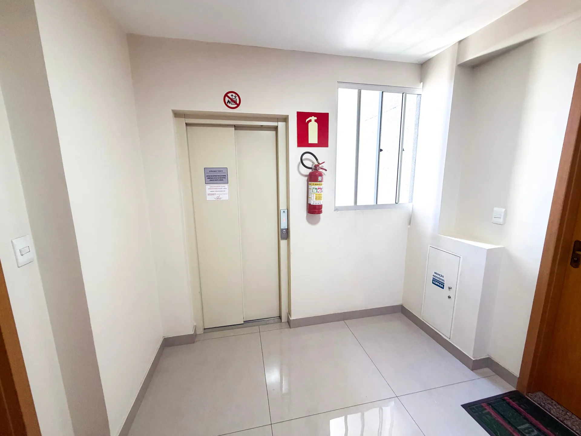 Apartamento para alugar com 02 quartos, varanda e 01 vaga de garagem no Bairro Teixeira Dias, Belo Horizonte/MG