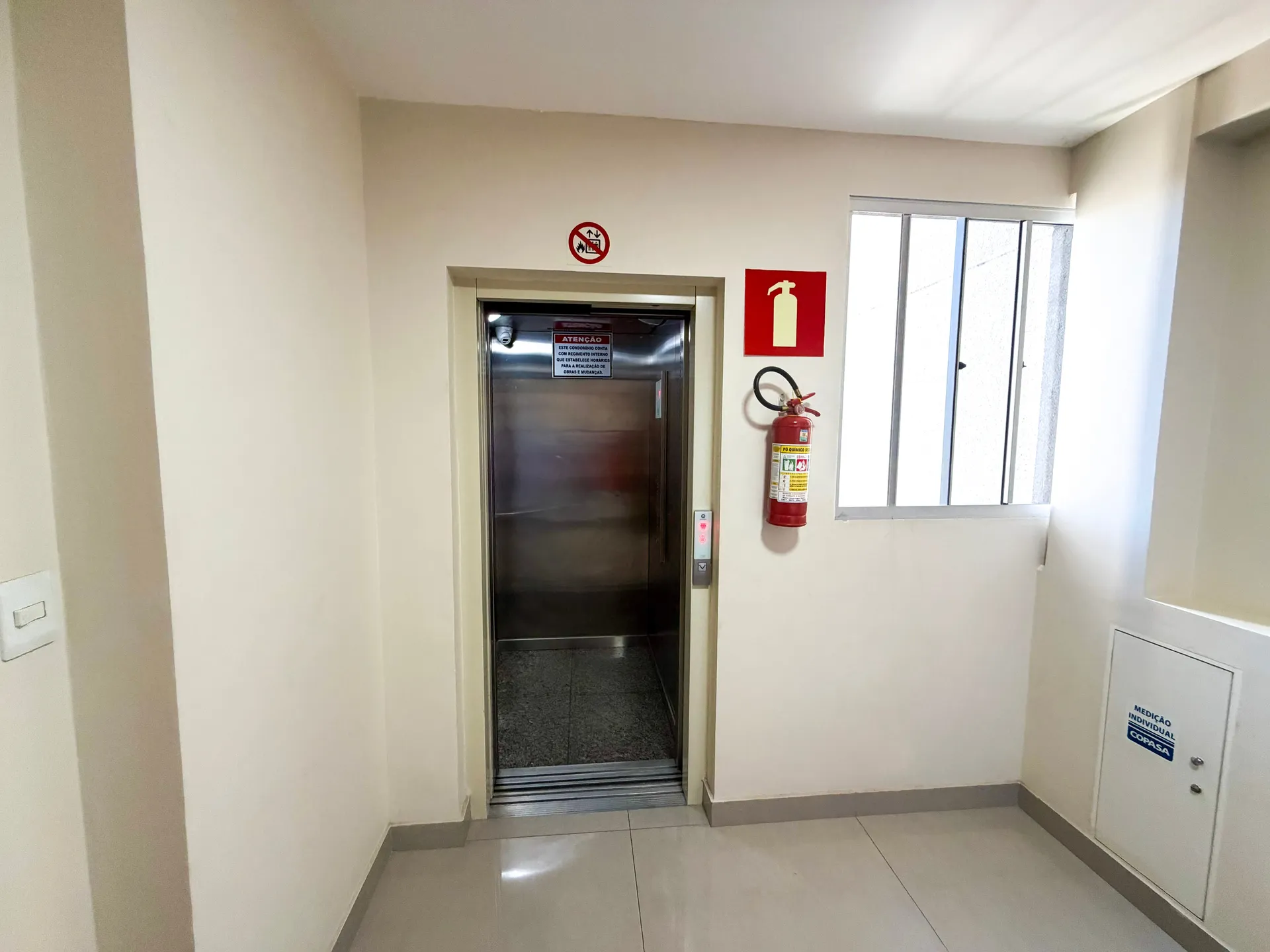 Apartamento para alugar com 02 quartos, varanda e 01 vaga de garagem no Bairro Teixeira Dias, Belo Horizonte/MG