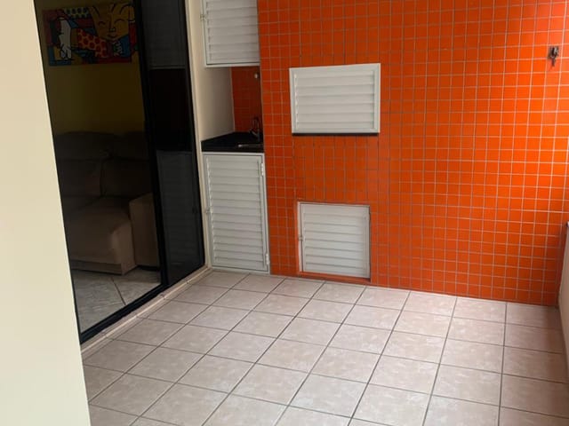 Apartamento 3 quartos e 2 banheiros, para alugar, no bairro Centro em Balneário Camboriú