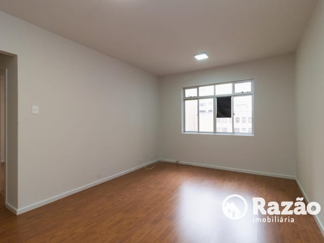 Apartamento 2 quartos e 2 banheiros, para alugar, no bairro Centro em Curitiba