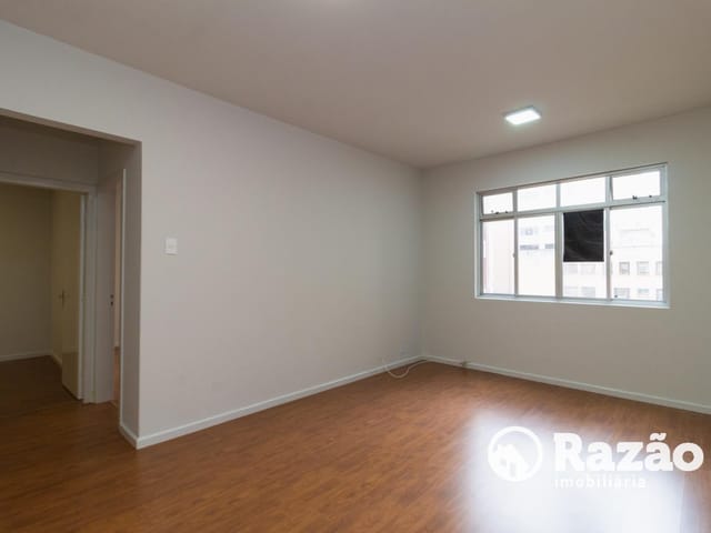 Apartamento 2 quartos e 2 banheiros, para alugar, no bairro Centro em Curitiba
